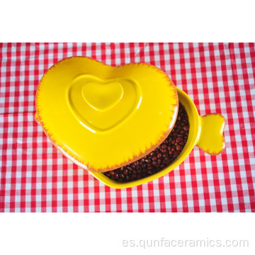 Cacerola de cerámica en forma de corazón con tapa y mango
